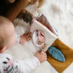 Babyono miekka ksiązeczka sensoryczna rozwojowa edukacyjna z zawieszką