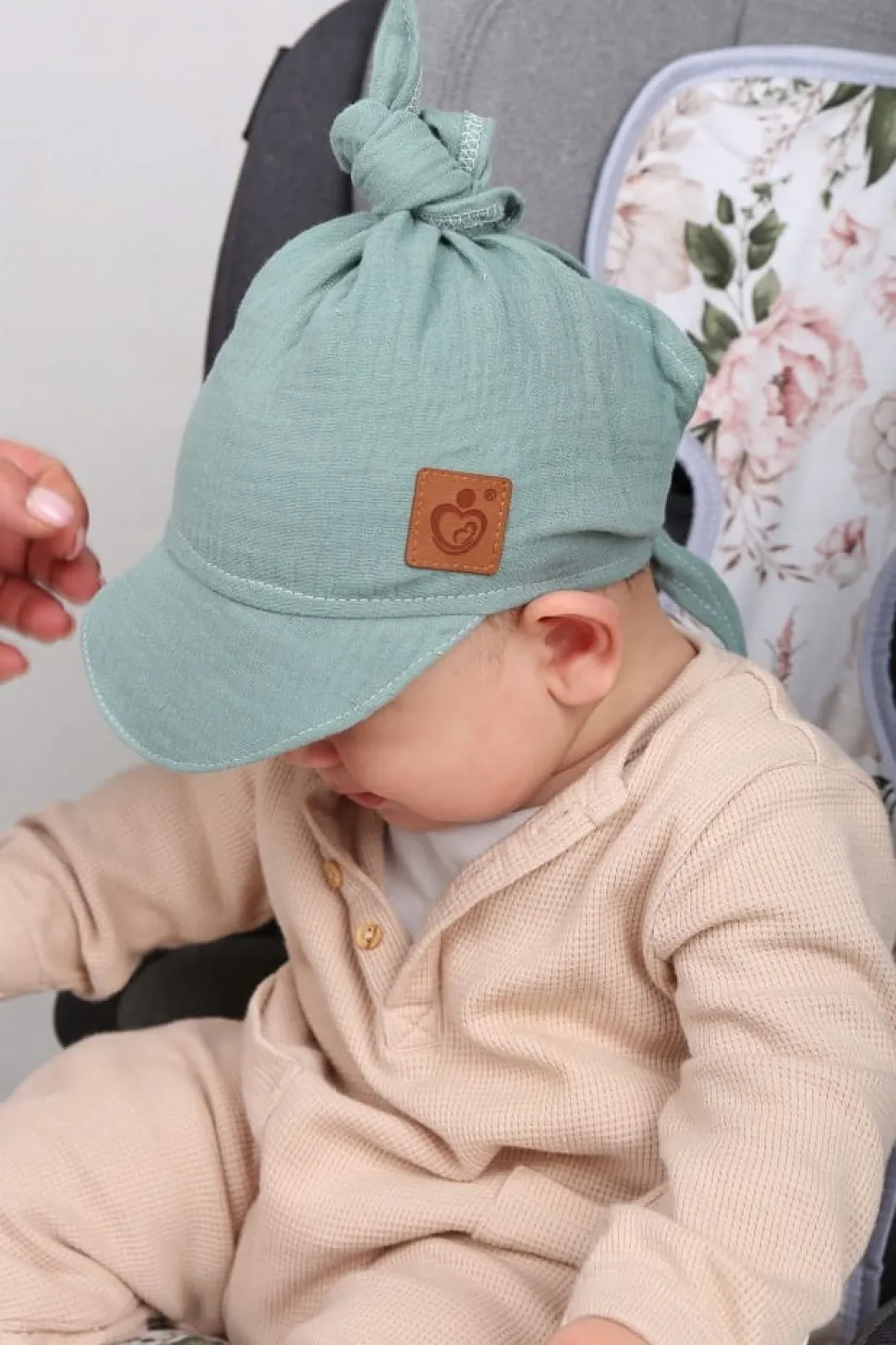 Chustka wiązana z daszkiem muślinowa chusteczka czapka na głowę Babymam