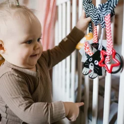 Zawieszka edukacyjna do wózka fotelika sensoryczna cheese & skip Babyono