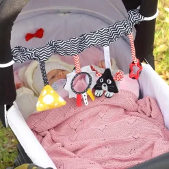 Zawieszka edukacyjna do wózka fotelika sensoryczna cheese & skip Babyono